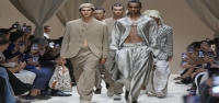 La estética global de Armani brilla en el bohemio desfile de Emporio Armani, aunque el diseñador no acude a Milán