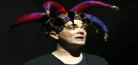 Un "genio" de MacArthur critica la filantropía en una obra teatral que aborda la oligarquía y la financiación de las artes.