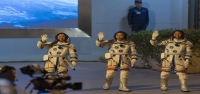 Tres astronautas regresan a la Tierra tras seis meses en la estación espacial de China