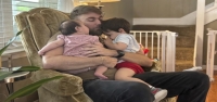 El ICE detiene a la esposa de un marine veterano que aún amamantaba a su bebé