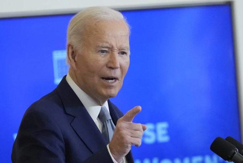 Biden conmuta