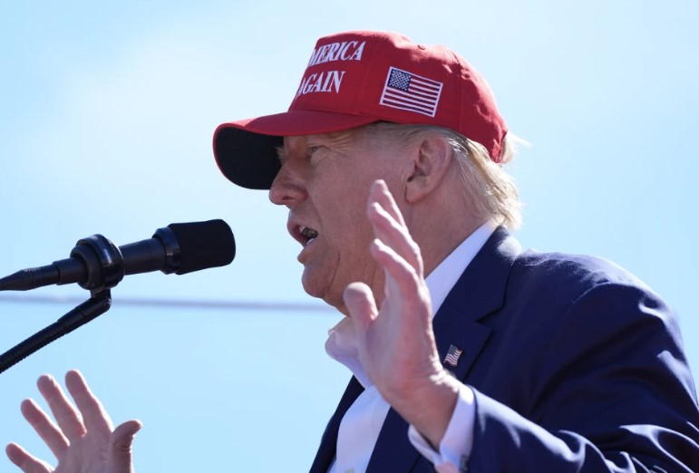 Trump acusa