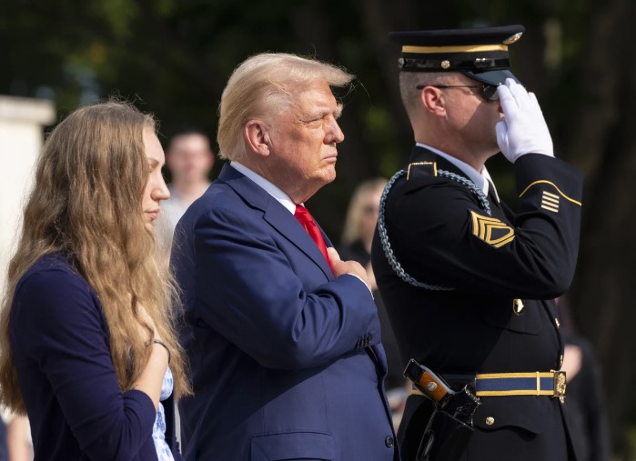 Trump emite