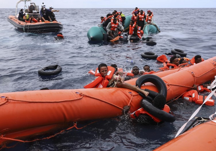Migrantes naufragan