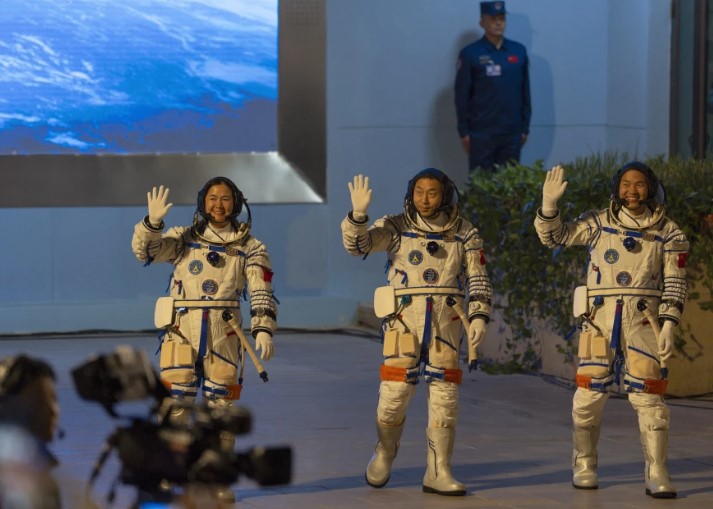 3 astronautas
