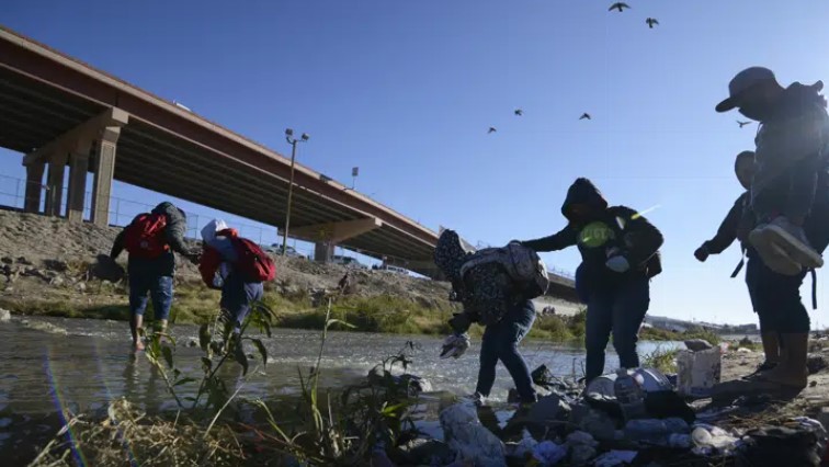 Migrantes huyendo